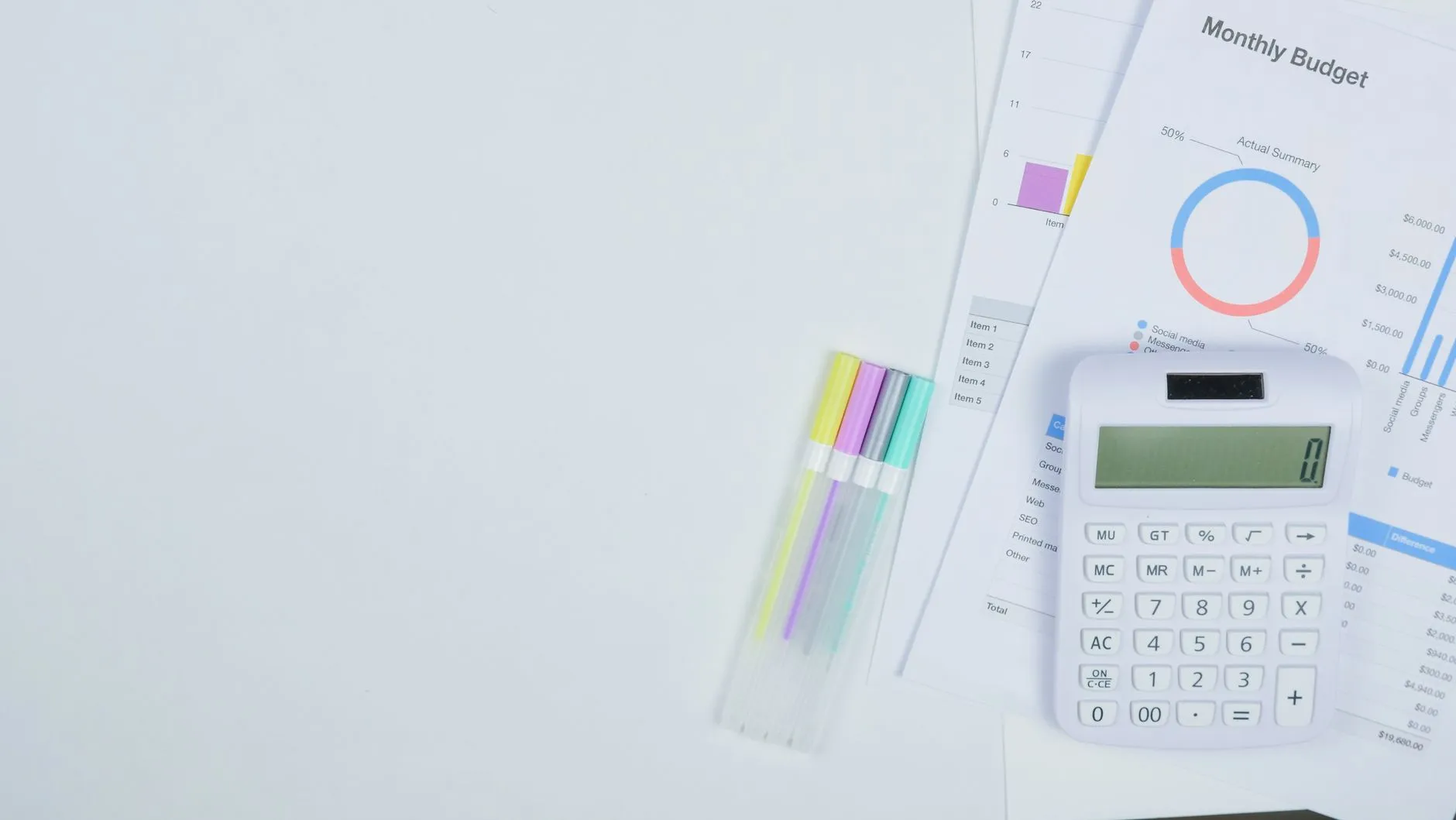 Budget prévisionnel association, documents de planification et calculatrice sur un bureau