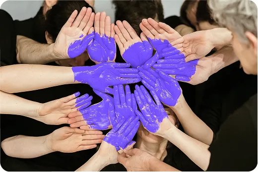 Mains recouvertes de peinture violette formant un cœur, image signature de Ouisub