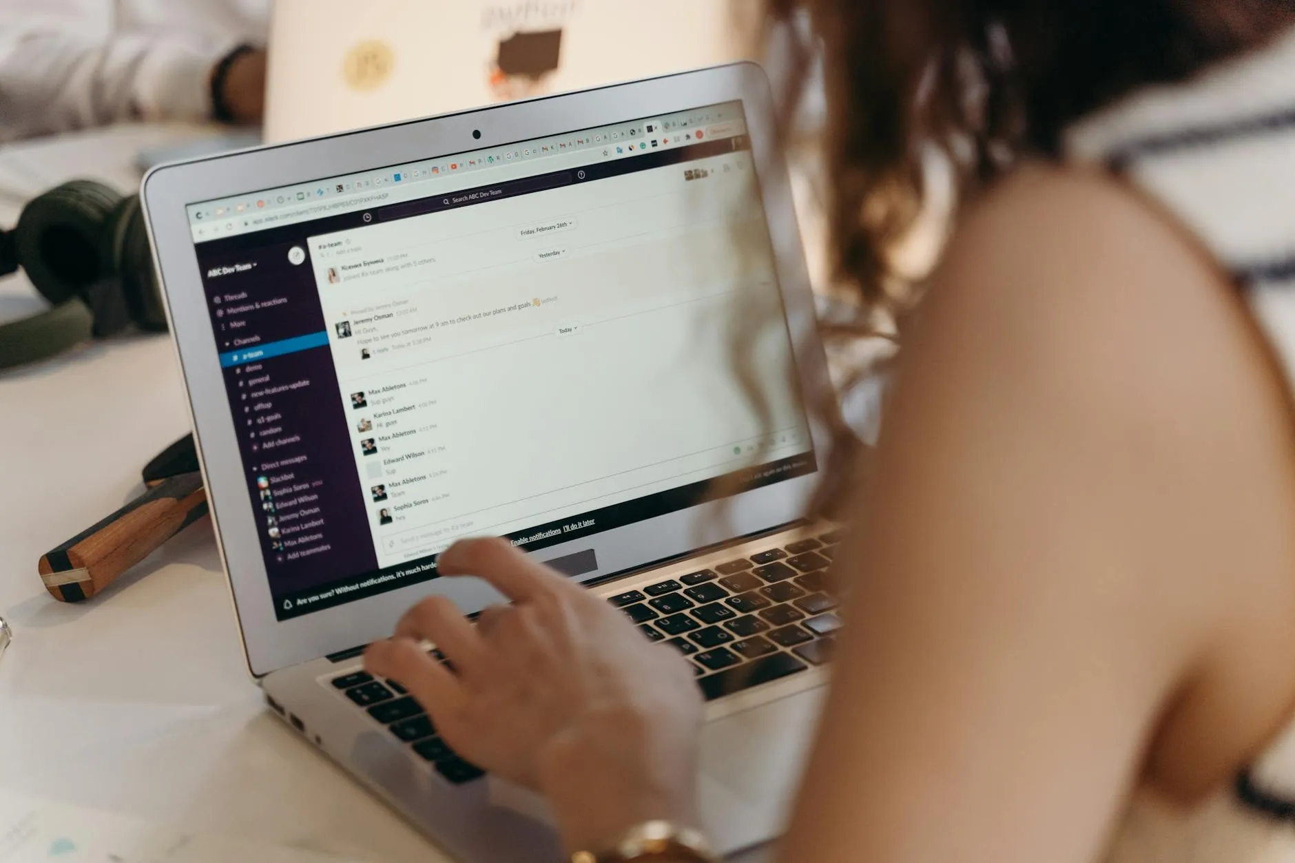 Bénévole d’une association utilisant la plateforme HelloAsso sur son ordinateur